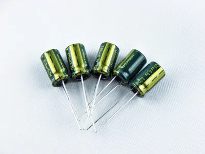 Obrázek produktu pro Kondenzátor 820 µF 6,3 V WL, nízký ESR, 5 kusů, 8 x 14 mm, JAMICON