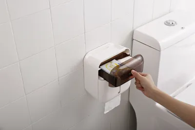 Produktbild von CRELIV - Toilettenpapierhalter » Badaccessoires, einfache & schnelle Montage durch Saugnäpfe mit Klebestoff (OHNE Bohren!)« Badezimmeraufbewahrung, Rollenhalter, Klopapierhalter, selbstklebend ohne Bohren, mit Feuchtpapierbox und Handyhalter, aus Kunststoff, weiß und braun