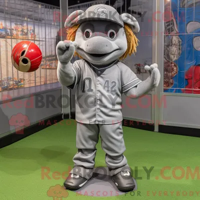 Produktbild von Grauer REDBROKOLY American Football Helm Maskottchen Kostüm Charakter bekleidet mit einem Baseball-T-Shirt und Stirnbänder
