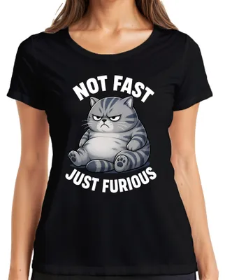Productafbeelding van Niet snel, maar furieus: grappig dames T-shirt met afbeelding van een chagrijnige, luie kat. Kleur: zwart. Maat: M