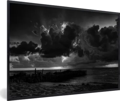 Produktbild von MuchoWow® MuchoWow® Gerahmtes Poster Sonnenuntergang mit Wolken, Isla Mujeres - Schwarz und weiß 30x20 cm - Poster mit zchwarzem Bilderrahmen - Kunstdruck - Bild-Poster