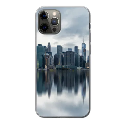 Produktbild von MuchoWow® Handyhülle Schutzhülle Hülle für iPhone 12 Pro New York - Skyline - Spiegelung Silikon Softcase Handy Hülle - Abdeckung