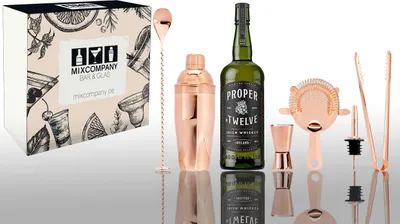 Produktbild von Conor McGregor Geschenkset Proper Twelve Whisky 0,7L (40% Vol) mit 6 teiligem Barset- [Enthält Sulfite]