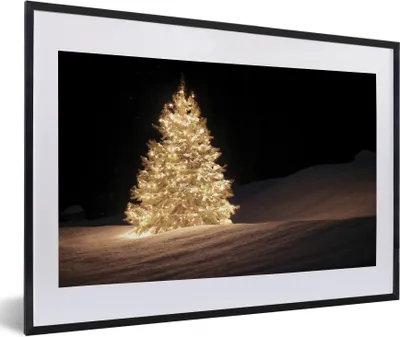 Produktbild von MuchoWow® Gerahmtes Poster Ein beleuchteter Weihnachtsbaum in der Nacht 60x40 cm - Poster mit Schwarzem Bilderrahmen Wandposter Rahmen Foto Bilder - Schlafzimmer - Plakat in Rahmen - Drucken