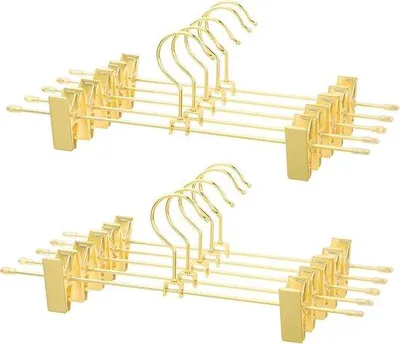 Produktbild von Gespannte, goldfarbene Hosenhalter mit 31 cm Länge, 2 antiauslaufenden Klemmen und 360° Drehfunktion aus rostfreiem Material.