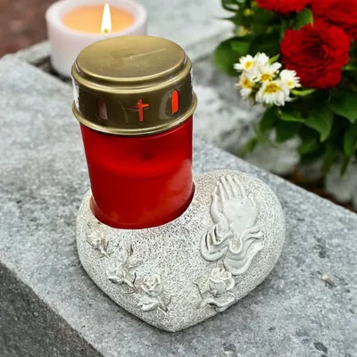 Immagine prodotto di eberin - Cuore funebre resistente alle intemperie con mani in preghiera e rose - Un ricordo affettuoso - Ideale per l'uso sulle tombe