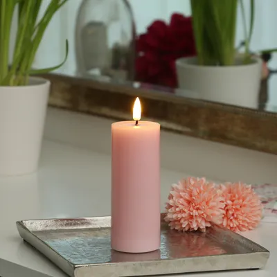 Zdjęcie produktu dla Świeca filarowa LED MIA - prawdziwy wosk - realistyczny płomień 3D - H: 12,5cm D: 5cm - bateria - różowa