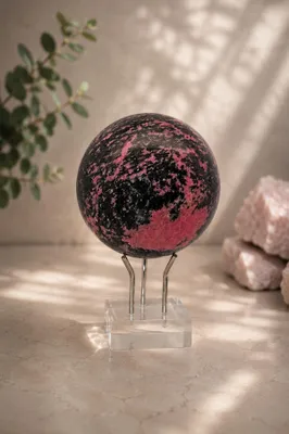 Produktbild von Rhodonit Kugel 90mm schwarz pinker Edelstein 3195ct
