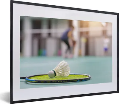 Produktbild von MuchoWow® MuchoWow® Gerahmtes Poster Ein Badmintonschläger mit Shuttle liegt in einer Sporthalle 40x30 cm - Poster mit zchwarzem Bilderrahmen - Bilderrahmen - Poster im Rahmen