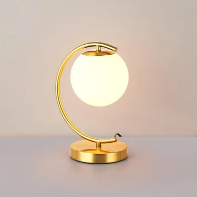 Produktbild von YLSA Designer-Tischlampe in Mondform – Opalglaskugel und goldener Sockel, E27-Fassung, ideal für Schlafzimmer, Büro oder Hotel