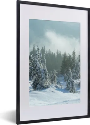 Produktbild von MuchoWow® Gerahmtes Poster Wald - Schnee - Winter 40x60 cm - Poster mit Schwarzem Bilderrahmen Wandposter Rahmen Foto Bilder - Poster in Rahmen