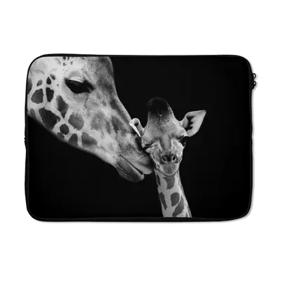 Produktbild von MuchoWow® Laptop Hülle 13 Zoll Tiere - Schwarz - Weiß - Giraffe - Porträt Laptoptasche - Laptophülle - Sleeve - Rundumschutz
