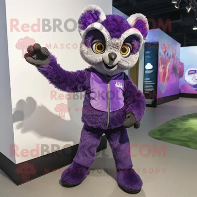 Zdjęcie produktu dla Postać REDBROKOLY w kostiumie maskotki fioletowego lemura ubrana w kombinezon i rękawiczki