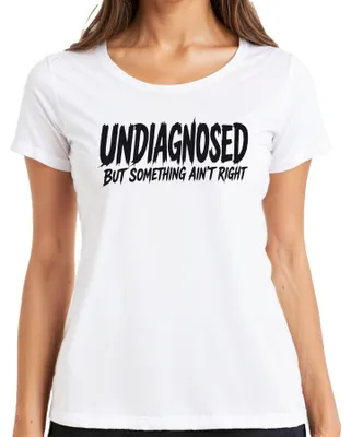 Immagine prodotto di Maglietta da donna, colore bianco, taglia XL, con la scritta: "Qualcosa non va, ma non so cosa". (Stile: ironico/sarcastico)