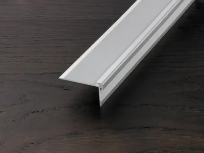 Produktbild von PROLINE Edelstahl 50mm Treppenkante, Aluminium Stufenkante, rutschfeste Treppenkantenleiste, selbstklebend, eloxiert, für Innen und Außen, Kantenschutz