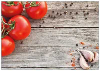 Produktbild von Wallario Premium Glasbild, freischwebende Optik, kräftige Farben, Größe 100 x 70 cm Motiv Tomaten und Gewürze auf altem Holztisch