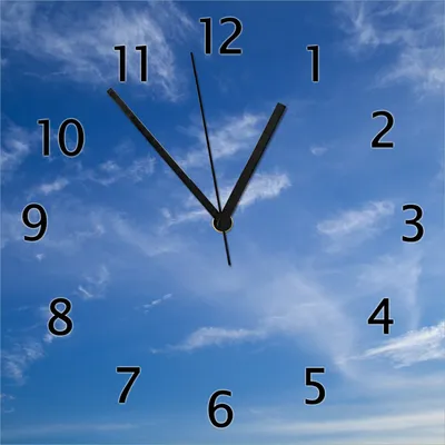 Produktbild von Wallario Design Wanduhr Blauer Himmel mit vereinzelten Wolken aus Echtglas, Größe 30 x 30 cm