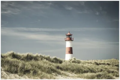 Produktbild von Wallario Premium Glasbild, freischwebende Optik, kräftige Farben, Größe 90 x 60 cm Motiv Leuchtturm auf der Düne am Strand