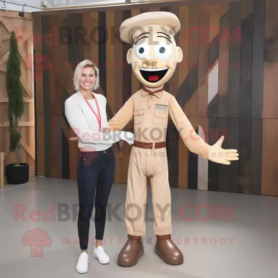 Produktbild von Beige REDBROKOLY Messerwerfer Maskottchen kostüm gekleidet in Mom-Jeans und Krawatten