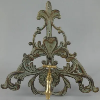 Produktbild von Casa Padrino Jugendstil Gartenschlauch Wandhalter mit Wasserhahn Hellgrün / Rostfarben 35 x 21 x H. 35 cm - Garten Accessoires