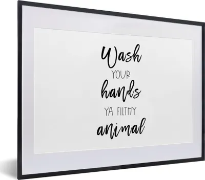Produktbild von MuchoWow® Gerahmtes Poster Sprichwörter - Zitate - Wasch dir die Hände, du schmutziges Tier - Hände 40x30 cm - Poster mit Schwarzem Bilderrahmen Wandposter Rahmen Foto Bilder - Bilderrahmen - Poster im Rahmen
