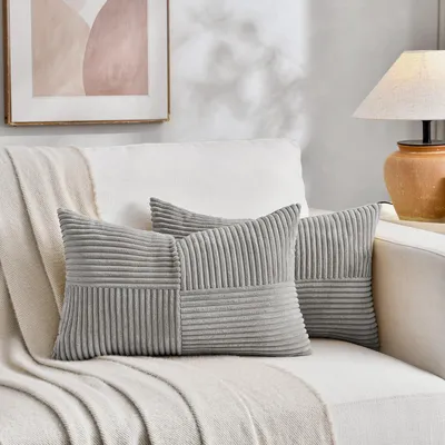 Produktbild von Set mit 2 neutralgrauen Cord-Kissenbezügen (40 x 80 cm). Weiche, moderne Dekokissenbezüge für Sofa, Schlafzimmer, Wohnzimmer und Bett.