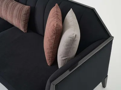 Immagine prodotto di Divano design, tre posti, elegante, imbottito, ideale per il soggiorno, confortevole