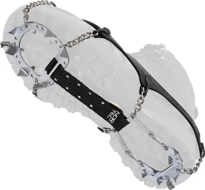 Nortec Crest 2.5 Schuhkralle aus Metall mit Ketten und schwarzem Gurt mit Größenangabe auf der Sohle eines Schuhs