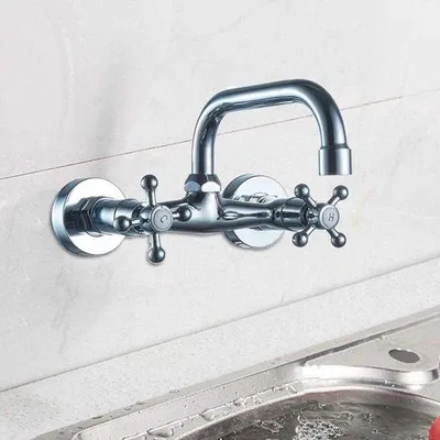 Image de Robinetterie murale avec levier pivotant à 180° pour lavabo