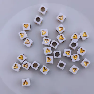 Produktbild von Buchstaben Perlen, 30 Stück, 6x6 mm, weiß mit gold, eckig, Herz
