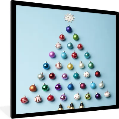 Produktbild von MuchoWow® Gerahmtes Poster Ein Weihnachtsbaum aus Kugeln auf hellblauem Hintergrund 40x40 cm - Poster mit Schwarzem Bilderrahmen Wandposter Rahmen Foto Bilder - Mit Rahmen - Wanddekoration Schlafzimmer