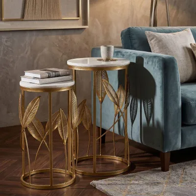 Immagine prodotto di Set di tavolini laterali con piano effetto marmo e struttura in ferro, dimensioni 35x65,5 cm e 30x60,5 cm, finitura dorata, design Mauro Ferretti