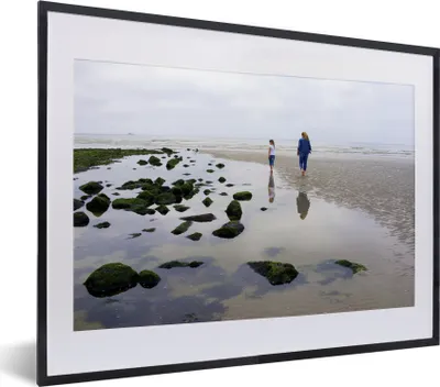 Produktbild von MuchoWow® MuchoWow® Gerahmtes Poster Mädchen am Strand von Vlieland 40x30 cm - Poster mit zchwarzem Bilderrahmen - Bilderrahmen - Poster im Rahmen
