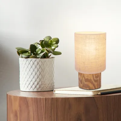 Produktbild von BRILLIANT Nature Tischlampe HERMON | Tischleuchte mit beigen Stoff-Schirm mit Schnurzwischenschalter | 23 cm Höhe & 13 cm Durchmesser | E27 Fassung max. 25 W | Holz/Textil | Natur/Beige