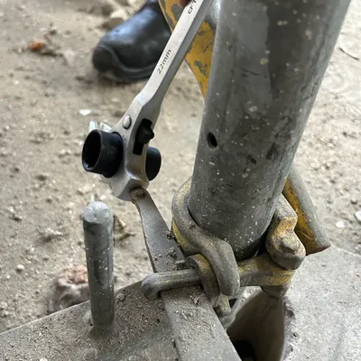 Produktbild von 4 x Gerüstbauratsche 19/22 mm mit Hammer und Nageleisen