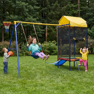 Zdjęcie produktu dla Wielofunkcyjny zestaw huśtawkowy do użytku na zewnątrz – wieża zabawowa dla dzieci z trampoliną, huśtawką, zjeżdżalnią, koszem do koszykówki i siatką zabezpieczającą – stabilna żelazna rama do