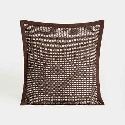 Zdjęcie produktu dla HOMLA Poszewka TIVEN bawełniana brązowa z dekoracyjnym przeszyciem geometrycznym 45x45 cm