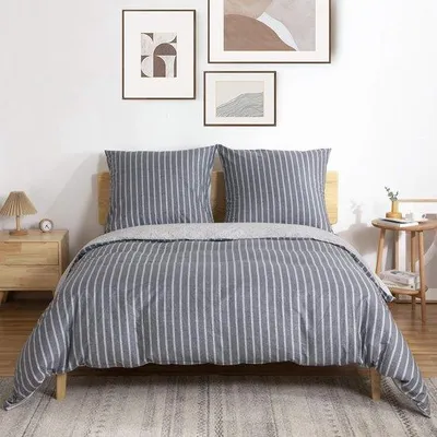 Image de Ensemble de literie en coton de 200 x 200 cm, comprenant une couette réversible à motifs rayés gris, un drap-housse et deux taies d'oreiller. La couette est douce et duveteuse et se ferme par fermeture éclair
