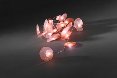 Produktbild von Konstsmide - LED Dekolichterkette, Perlmuttblättchen, 20 warm weiße Dioden, batteriebetrieben, Innen, transparentes Kabel, 3 x AA 1.5V (exkl.); 3167-343