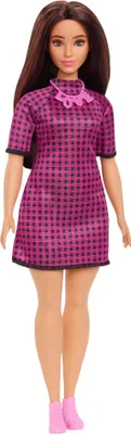Produktbild von Barbie Fashionistas Puppe im pink-schwarz-karierten Kleid, kurvig, „Love“ Halskette, für Kinder von 3 bis 8 Jahren