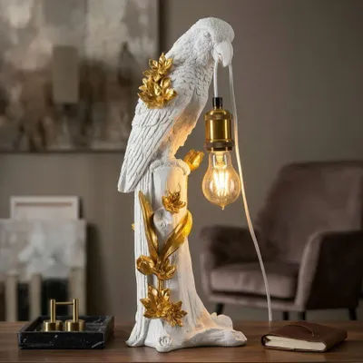 Immagine prodotto di Lampada da tavolo a forma di pappagallo, realizzata in resina e ferro, dimensioni 20x20x50,5 cm, colore bianco e oro, design di Mauro Ferretti