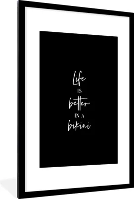 Produktbild von MuchoWow® Gerahmtes Poster Das Leben ist besser im Bikini - Schwarz - Zitat 60x90 cm - Poster mit Schwarzem Bilderrahmen Wandposter Rahmen Foto Bilder - Dekoration - Wandposter Wohnzimmer - Hochwertig