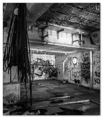 Produktbild von Wallario Herdabdeckplatte aus Glas, Größe 52 x 60 cm 1-teilig, Motiv Alte verlassene Fabrik in schwarz weiß mit Graffiti