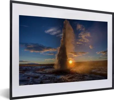 Produktbild von MuchoWow® MuchoWow® Gerahmtes Poster Sonnenaufgang über dem berühmten Geysir in Island 40x30 cm - Poster mit zchwarzem Bilderrahmen - Bilderrahmen - Poster im Rahmen