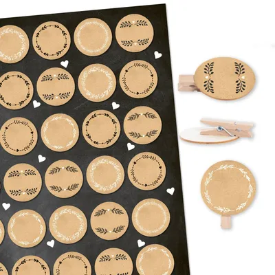Produktbild von 35 Etiketten in Kraftpapier-Optik braun mit Holzklammern 3,2 cm natur - DIY Dekoklammern Bastelzubehör beschreibbar