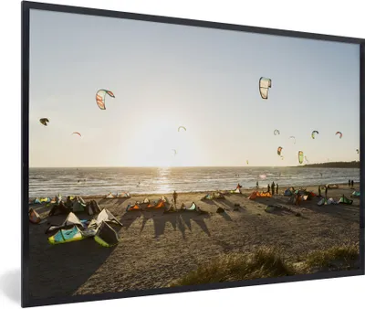 Produktbild von MuchoWow® Gerahmtes Poster Drachensurfer am Strand 60x40 cm - Poster mit Schwarzem Bilderrahmen Wandposter Rahmen Foto Bilder - Printing - Wanddeko Schlafzimmer
