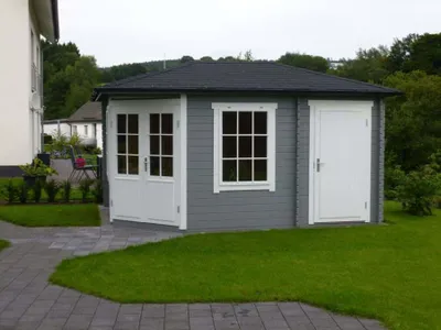 Produktbild von Alpholz 5-Eck Gartenhaus Modell Rhein ISO aus Holz mit 28 mm Wandstärke und Walmdach mit Imprägnierung