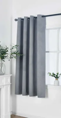 Productafbeelding van Gordijnbox, verduisteringsgordijn, met oogjes, gordijnbanden. Afmetingen: 175 x 145 cm. Kleur: grijs. 100% verduisterend