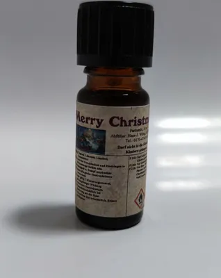 Kleine braune Flasche mit einem schwarzen Verschluss. Auf dem Etikett steht "Merry Christmas".
