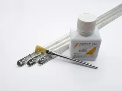 Obrázok produktu pre Karosárska pocínovacia pasta Pastin803 na báze SnCu3, hmotnosť: 250 g vrátane štetca zdarma + 250 g tyčí SnCu8 s trojuholníkovým prierezom